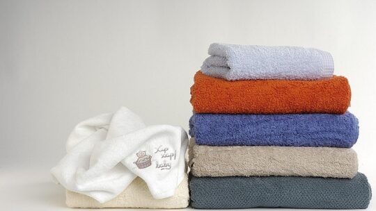 Bæredygtige håndklæder: Miljøvenlige valg til dit badeværelse