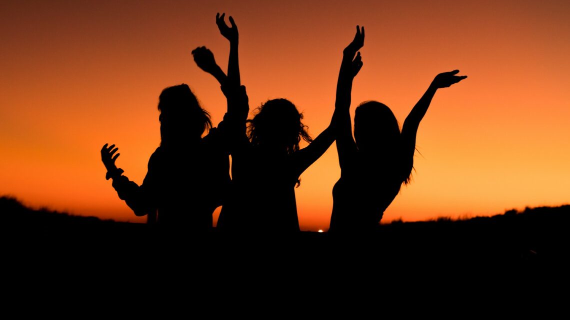 Sådan skaber du en stemningsfuld udendørs fest når sommeren kalder