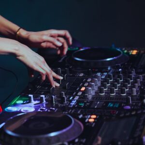 Bryllups-timeline set fra DJ’ens side – sådan bindes dagen sammen fra velkomst til sidste dans